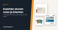 Witte wenskaartenveloppen, C6-enveloppen en metallic bubbeltjesenveloppen op een tafel