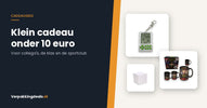 Sleutelhanger, mok en witte kubus cadeaudoos als voorbeelden van een klein cadeau onder tien euro