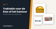 Traktatiedoosje met handvat en snoep naast de titel Traktatie voor de klas of het kantoor