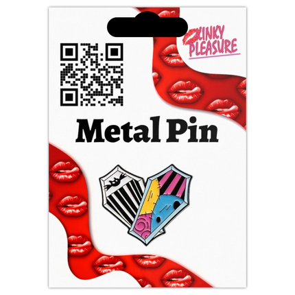 Coffin Love Pin – Gothic metalen speld in patchwork doodskist stijl