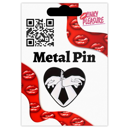 Zwart-witte hartvormige pin met gebonden handen – BDSM accessoire