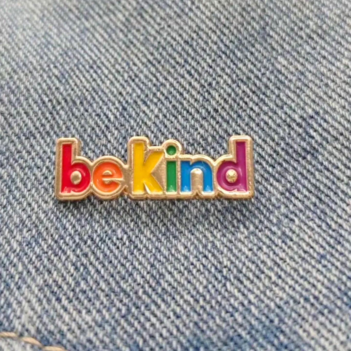 Be Kind Regenboog Pin – Positieve Speld met LGBTQ+ Pride Kleuren
