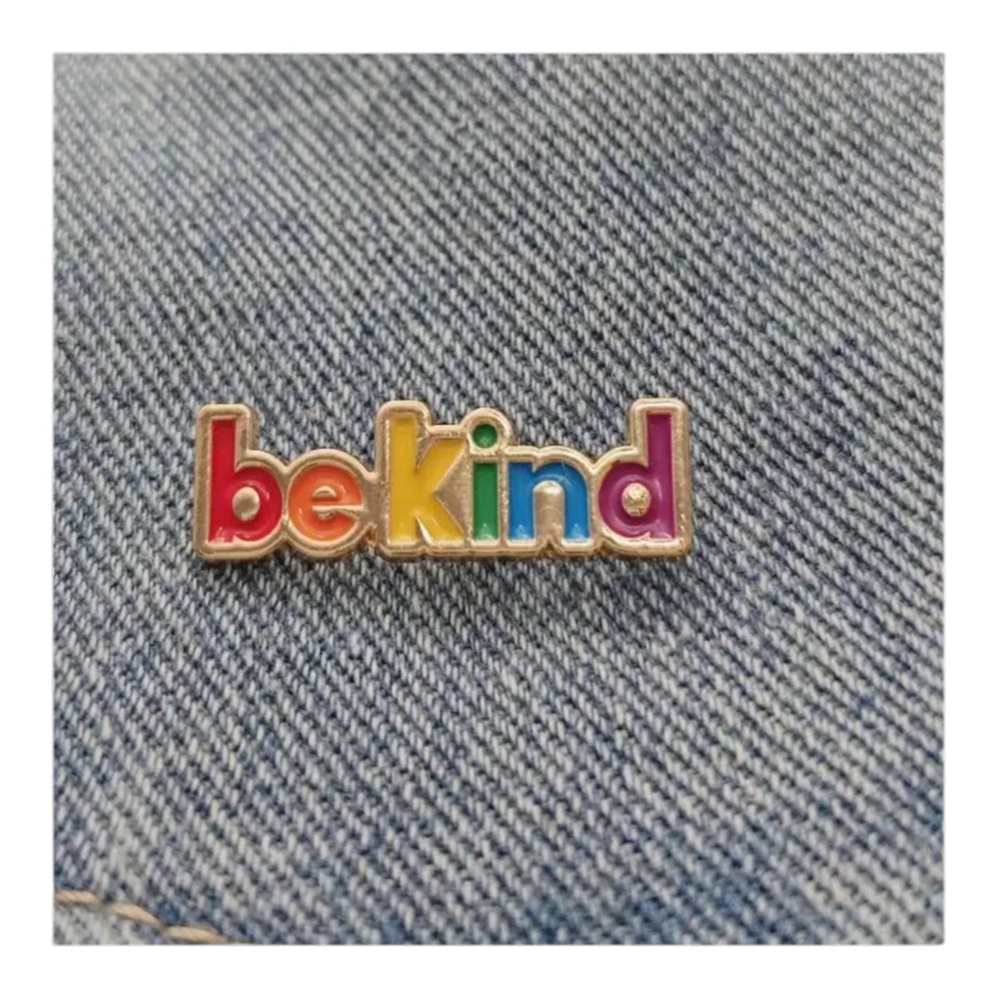 Be Kind Regenboog Pin – Positieve Speld met LGBTQ+ Pride Kleuren