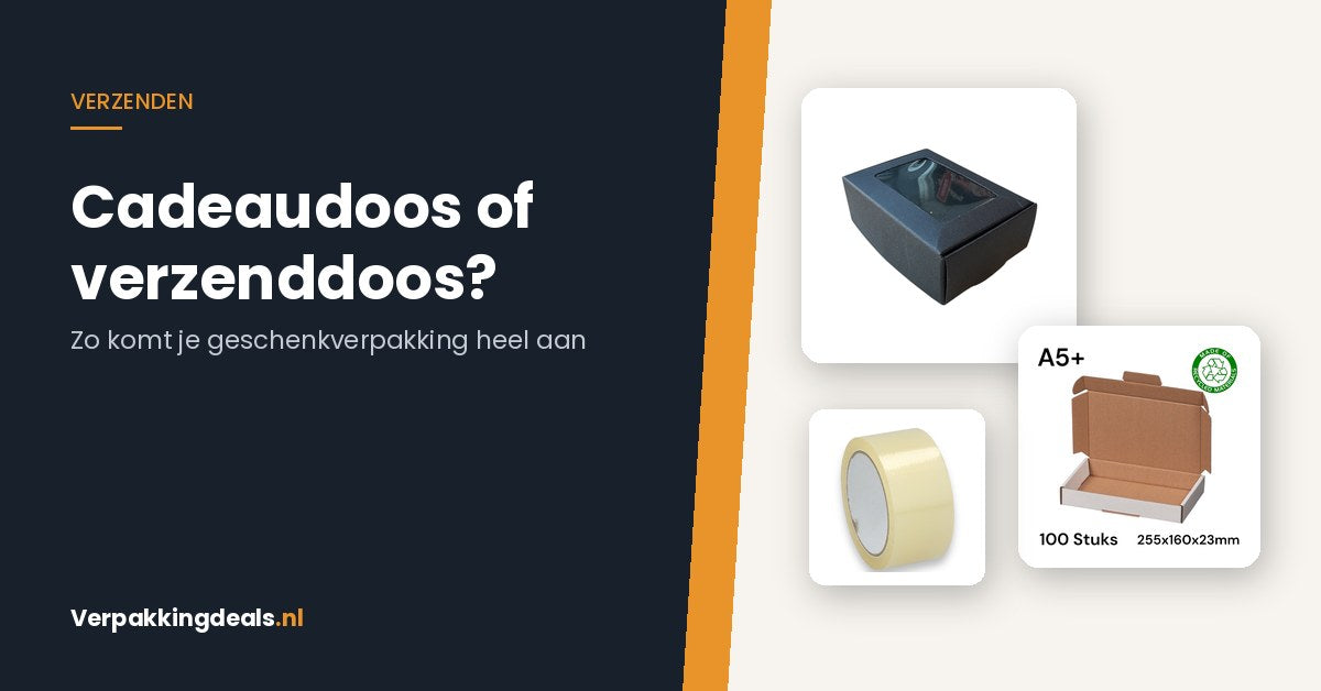 Een zwarte cadeaudoos met venster, een kartonnen brievenbusdoos en een rol verpakkingstape