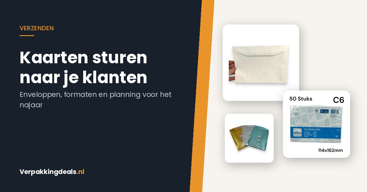 Witte wenskaartenveloppen, C6-enveloppen en metallic bubbeltjesenveloppen op een tafel