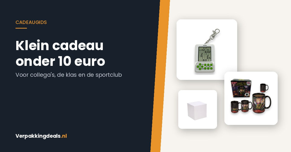 Sleutelhanger, mok en witte kubus cadeaudoos als voorbeelden van een klein cadeau onder tien euro
