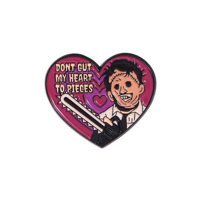 Enamel Pin Hart "Don't Cut My Heart" – Zwarte metalen pin met kettingzaag design
