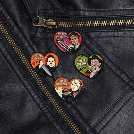 Enamel Pin Hart "You're All Doomed" – Metalen horror pin met maskerdesign