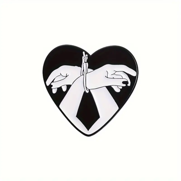 Hartvormige Pin met Gebonden Handen Zwart-Wit