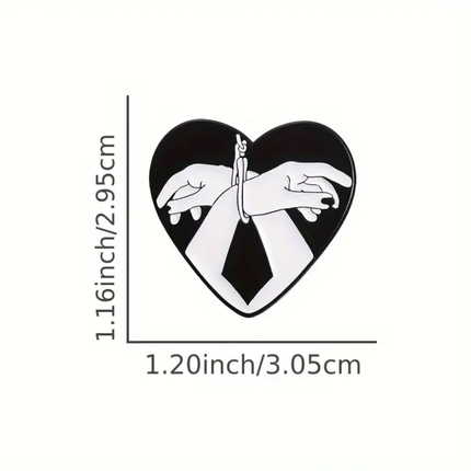Zwart-witte hartvormige pin met gebonden handen – BDSM accessoire