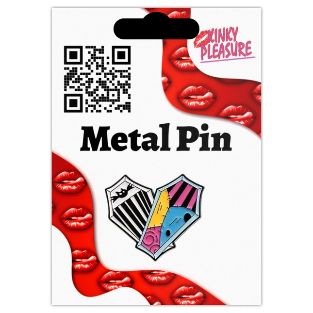 Coffin Love Pin – Gothic metalen speld in patchwork doodskist stijl