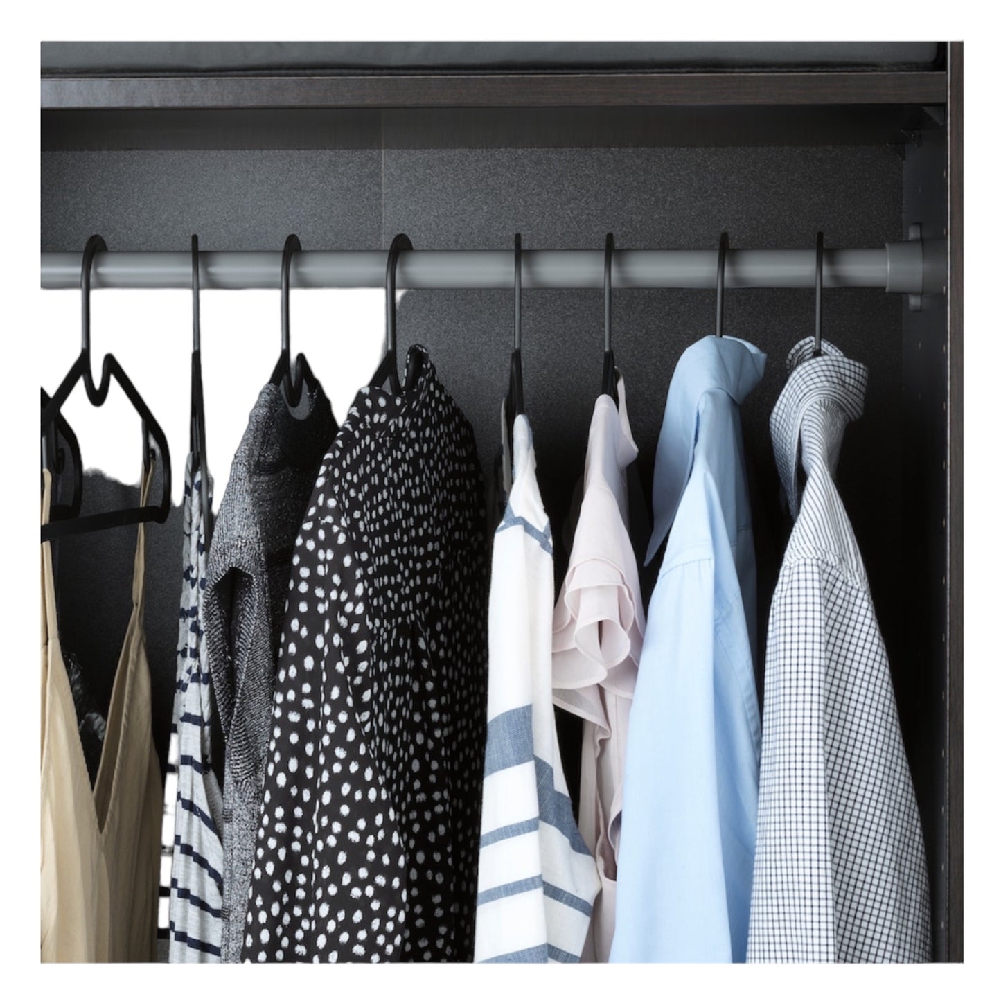 Durable and space-saving clothes hangers made from recycled material, 10 pieces