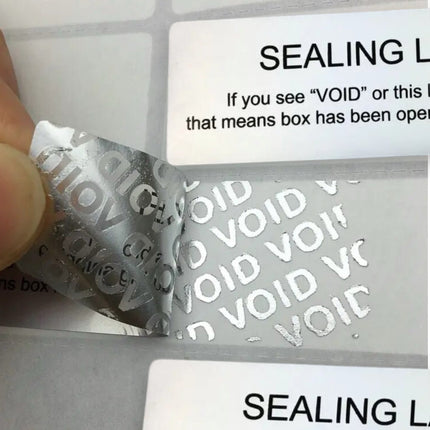 VOID veiligheidszegels, vel van zestig stickers