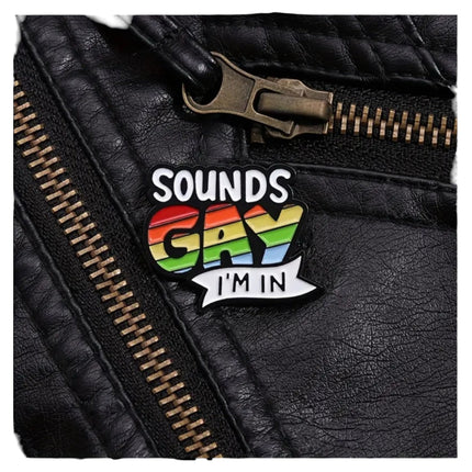 Pride Pin – Sounds Gay, I'm In! Tekstbadge Regenboog Metaal (3,1 cm)