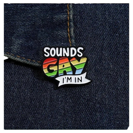 Pride Pin – Sounds Gay, I'm In! Tekstbadge Regenboog Metaal (3,1 cm)