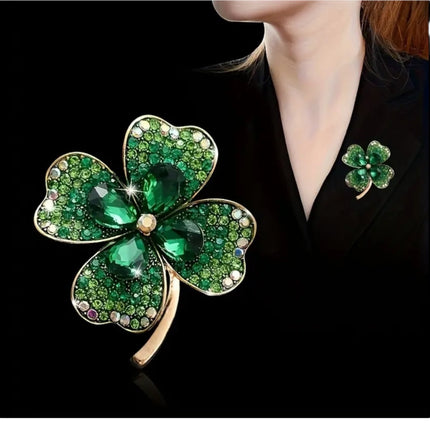 Groene klavertje vier broche met glinsterende strass steentjes