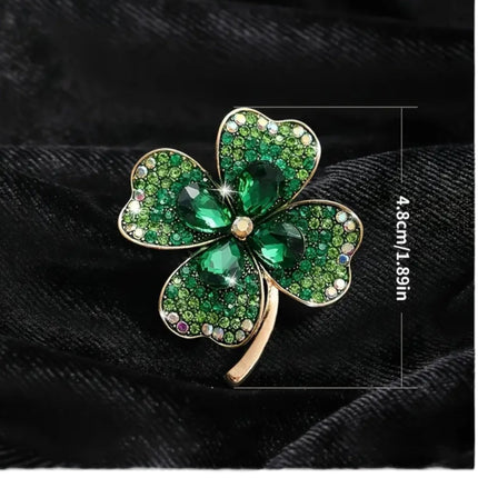 Groene klavertje vier broche met glinsterende strass steentjes