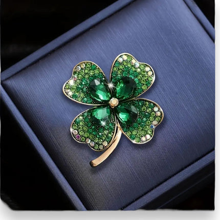 Groene klavertje vier broche met glinsterende strass steentjes
