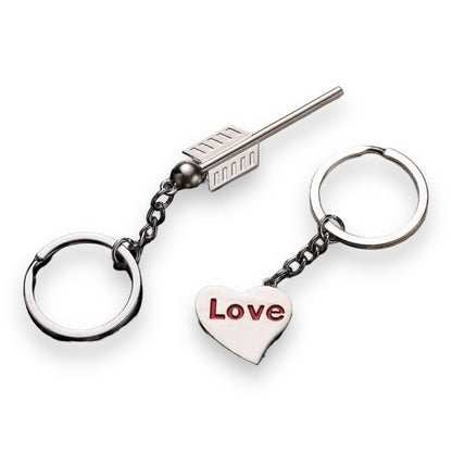 Set van 2 Sleutelhangers – Hart met Pijl en 'Love' Opschrift | Koppel Sleutelhangers
