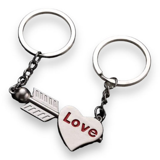 Set van 2 Sleutelhangers – Hart met Pijl en 'Love' Opschrift | Koppel Sleutelhangers