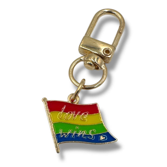 Love Wins Regenboog Vlag Sleutelhanger – Met Gouden Clip (Metaal)