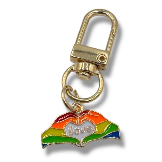 Pride Sleutelhanger – Hand hart met Love en Regenboogstrepen