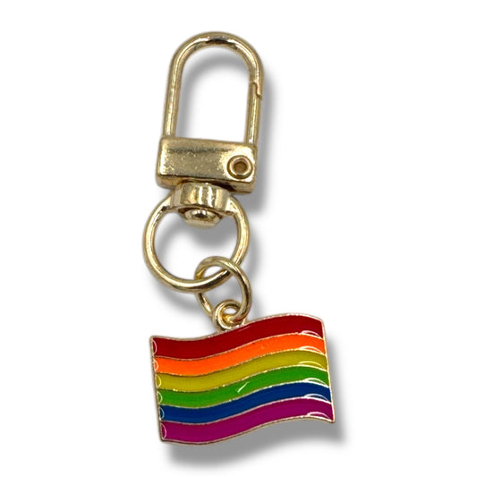 Pride Sleutelhanger – Wapperende Regenboogvlag