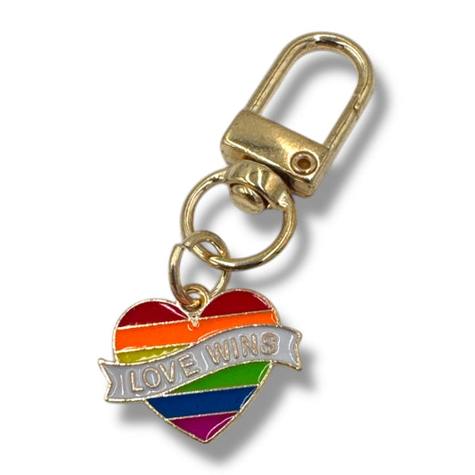 Pride Sleutelhanger – Hart met Regenboogstrepen & ‘Love Wins’ Banner