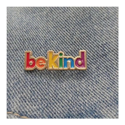 Be Kind Regenboog Pin – Positieve Speld met LGBTQ+ Pride Kleuren