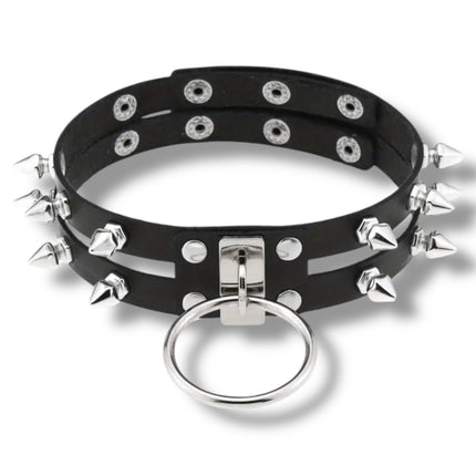 Dubbele Spike Choker Met Ring – Zwart of Rood – Verstelbaar