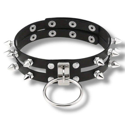 Dubbele Spike Choker Met Ring – Zwart of Rood – Verstelbaar