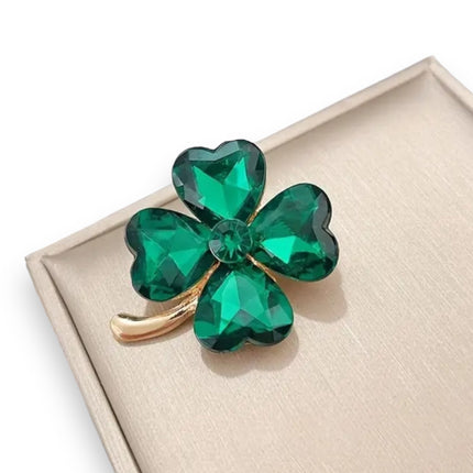 Klavertje vier pin met groene strass – Metalen geluksspeld