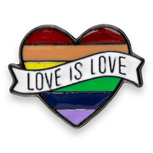 Love is Love Regenboog Pin – Hartvormige LGBTQ+ Speld met Banner