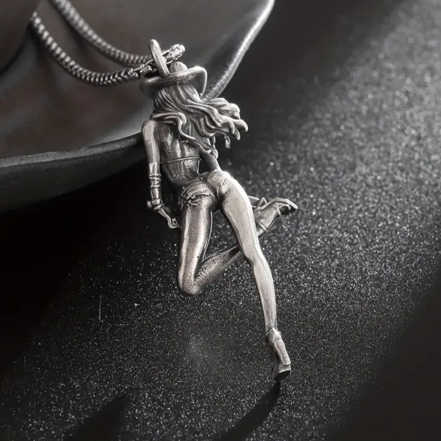 Exclusieve Ketting 'Cowgirl Chic' - Vrouw in Bikini met Cowboyhoed