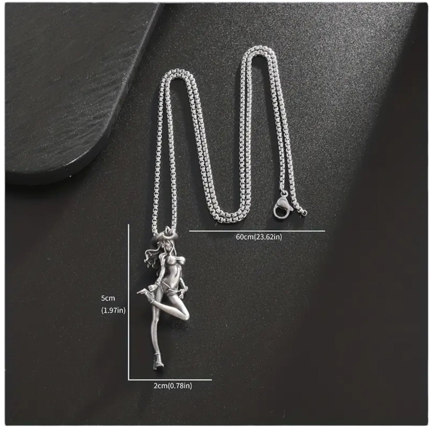 Exclusieve Ketting 'Cowgirl Chic' - Vrouw in Bikini met Cowboyhoed