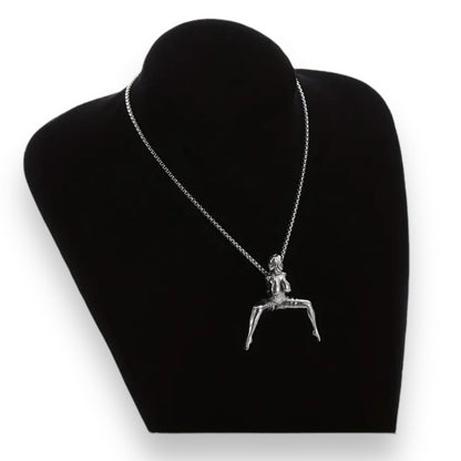 Exclusieve Ketting - 'Gebonden Schoonheid' - Naakte Vrouw in Bondage